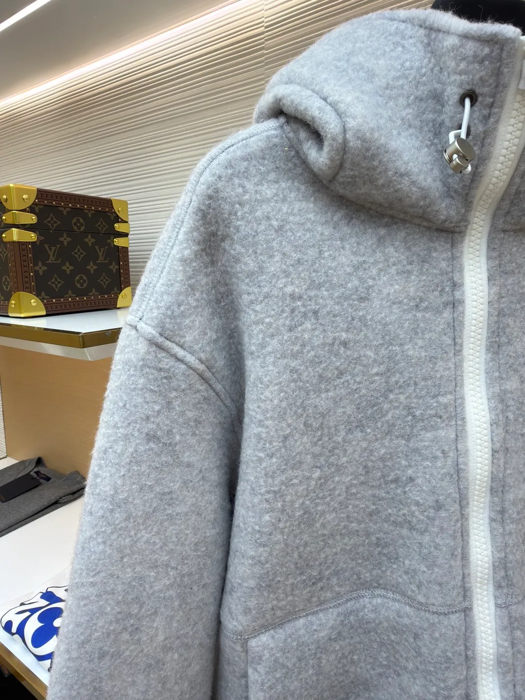 P770 Canada Goose Fleece Badge Hooded Jacket ●Original version: Purchased and developed by 6109 ●Item number: 1682016-C55 ●Fabric: wool fabric ●Technology: Fleece production ●Color: gray ●Type: Fitted version ●Weight: about 1000 grams ●Size: S-M-L-XL ●Description: A wool fleece fabric blended with wool as the main body and a very small amount of spandex and polyester fibers. Wool is a core natural ingredient that provides unparalleled temperature regulation, antibacterial and anti-odor properties and a skin-friendly feel. The feeding of a small amount of spandex gives the fabric a certain degree of four-way elasticity, making it non-restrictive during daily activities. As the basis of fleece's structure, polyester fiber enhances the fabric's durability, wrinkle resistance and quick-drying properties. It contributes to the loft of the fleece and provides functions such as trapping air. The sleeves and hem adopt 2×2 ruffles. Its strong elasticity can closely fit wrists and waists of different thicknesses, forming an effective 'seal' to prevent cold wind from blowing back. It can still maintain its original shape after repeated stretching and use, and is not easy to loose and deform. And the ribbed cuffs can convey a sense of design and enhance the visual beauty. The combination of hood design and elastic buckle improves warmth and windproof performance when worn. The overall wiring is straight and delicate, the fabric is comfortable and soft, and the color is consistent without color difference. It can be matched with the same style to create a fashionable look and control various occasions. Customized accessories, complete with three standards, same style for men and women!